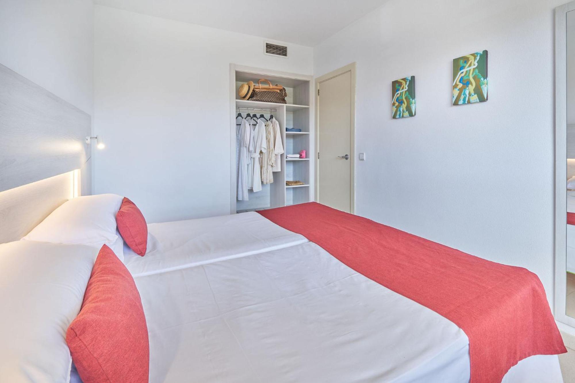 Hotel Illot Suites Кала Ратхада Екстериор снимка