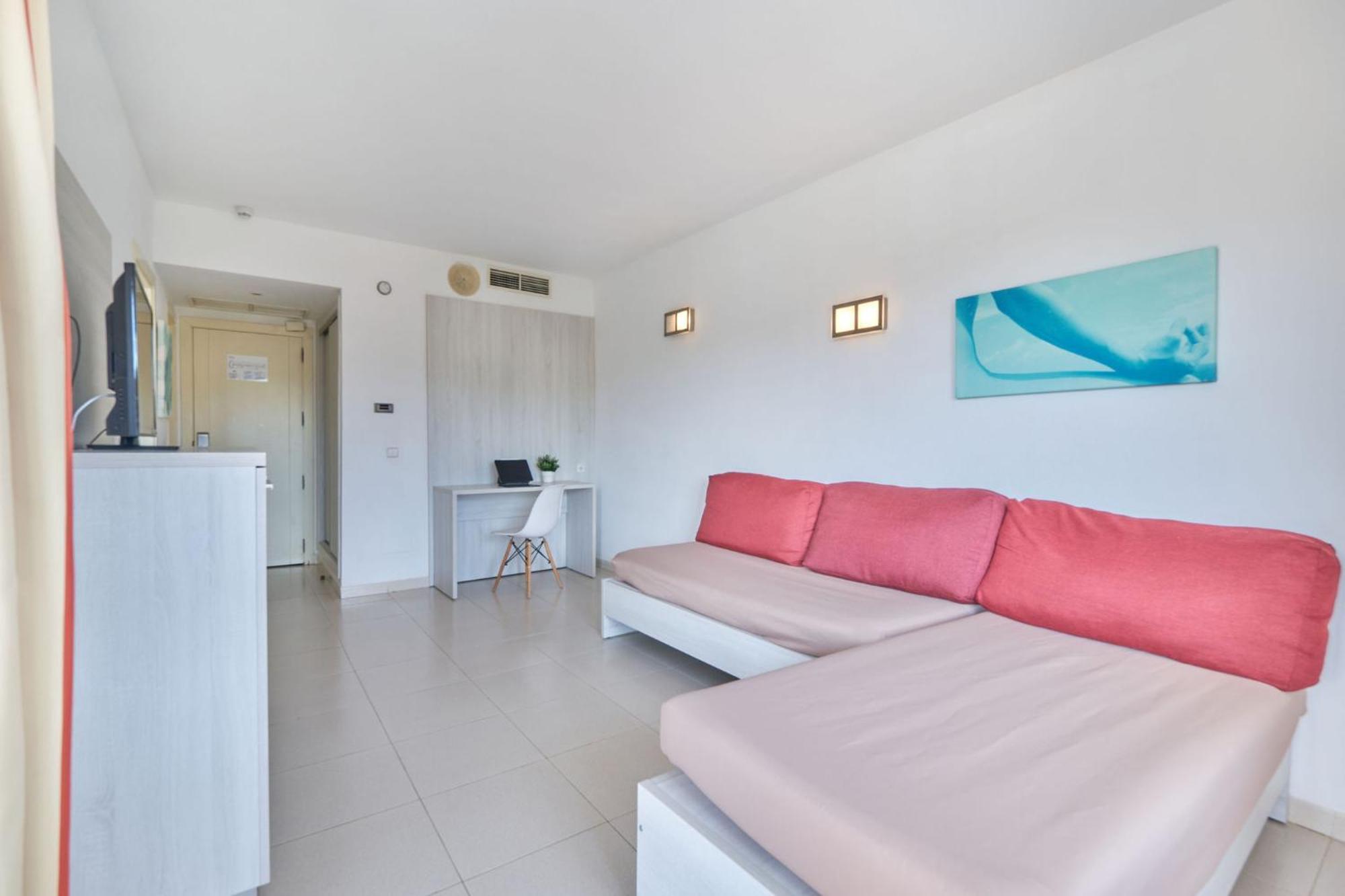 Hotel Illot Suites Кала Ратхада Екстериор снимка