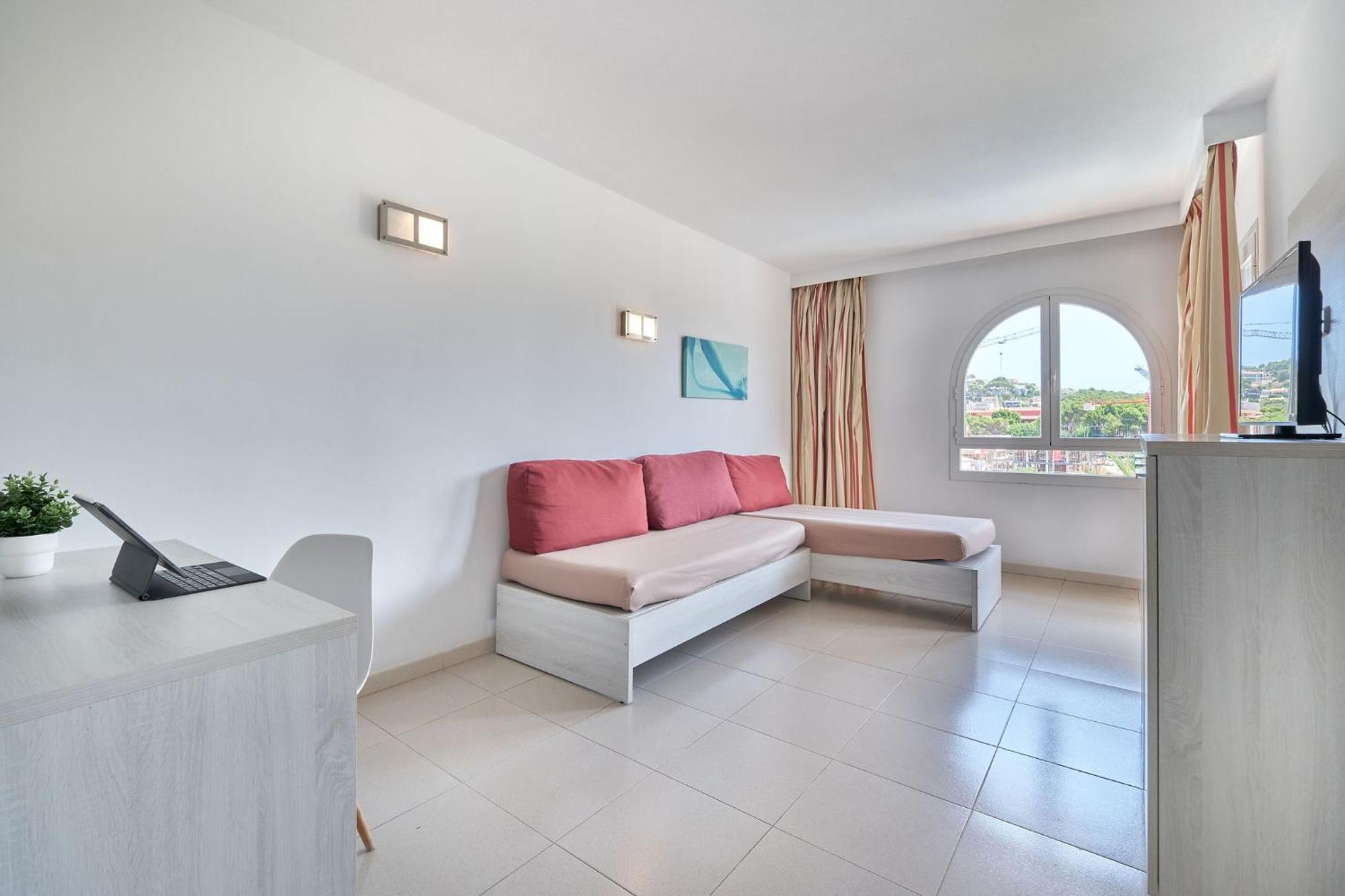 Hotel Illot Suites Кала Ратхада Екстериор снимка