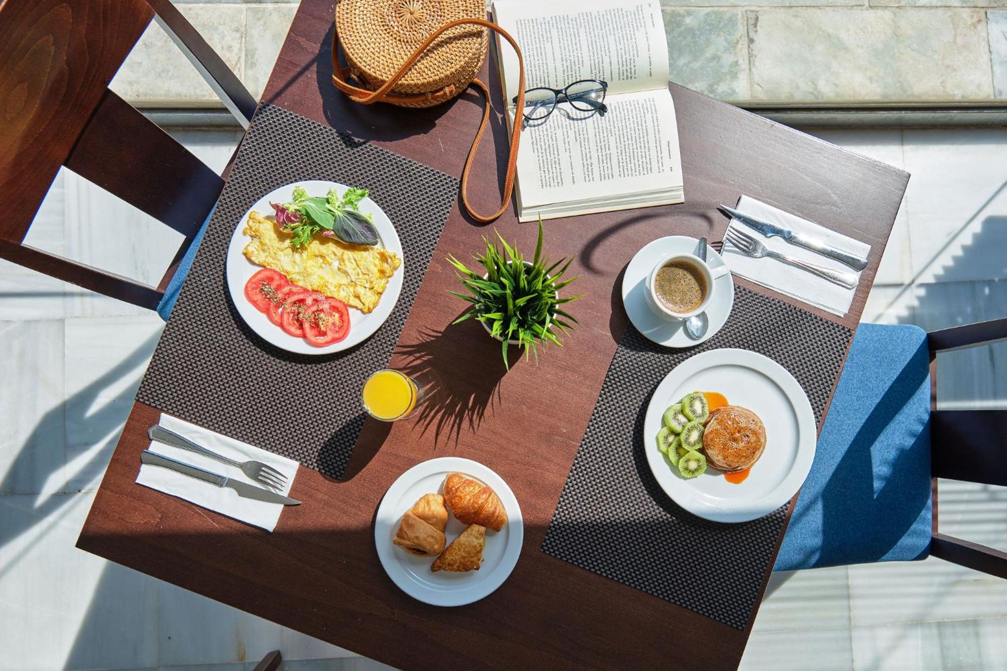 Hotel Illot Suites Кала Ратхада Екстериор снимка