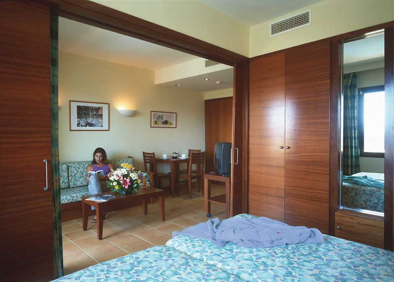 Hotel Illot Suites Кала Ратхада Екстериор снимка